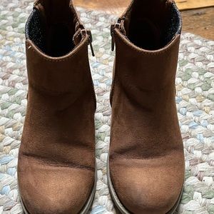 Little girl Brown ankle boots.
